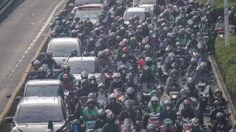Curhatan Warga Jakarta di Hari Pertama Kerja: Macet Menggila, Turun dari TransJakarta Naik Ojol Hari pertama kerja padatnya lalu lintas jakarta