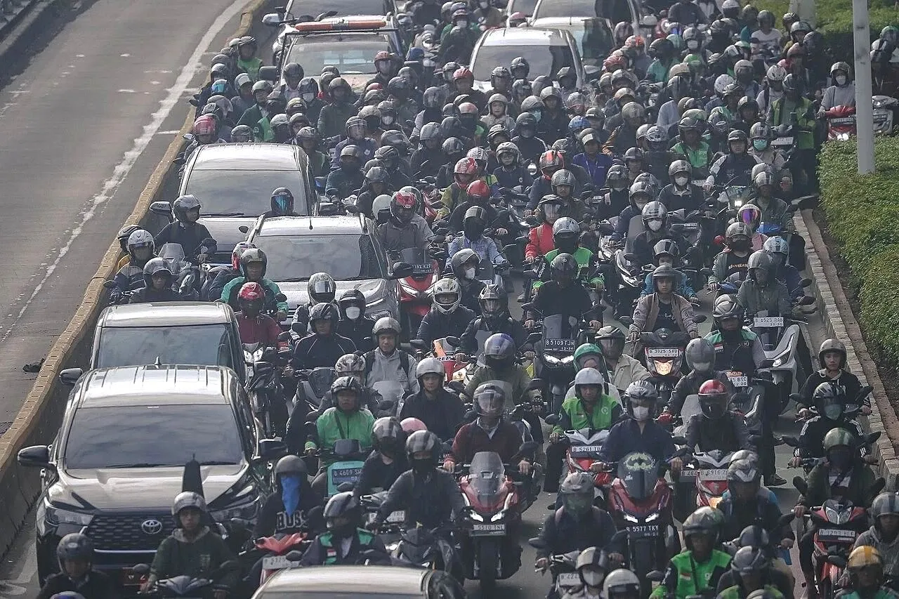 Curhatan Warga Jakarta di Hari Pertama Kerja: Macet Menggila, Turun dari TransJakarta Naik Ojol Hari pertama kerja padatnya lalu lintas jakarta