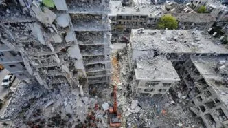 Ilustrasi bangunan yang rusak akibat perang