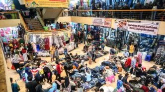 Ilustrasi berbelanja baju lebaran di pasar cipulir