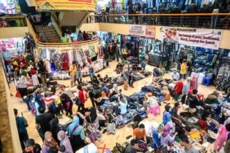 Ilustrasi berbelanja baju lebaran di pasar cipulir