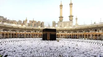 Meski Ditengah Ketegangan Timur Tengah, Pemberangkatan Jemaah Haji 2026 Dipastikan Mulai 22 April Ilustrasi suasana ibadah haji di kabah