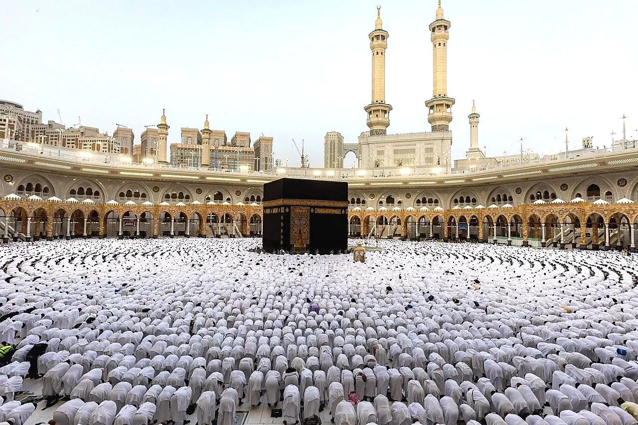 Meski Ditengah Ketegangan Timur Tengah, Pemberangkatan Jemaah Haji 2026 Dipastikan Mulai 22 April Ilustrasi suasana ibadah haji di kabah