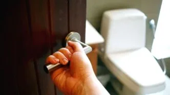 Pria Asal Jawa Barat Ditangkap Usai Rekam Wanita di Toilet Bandara Ngurah Rai Bali Ilustrasi toilet wanita