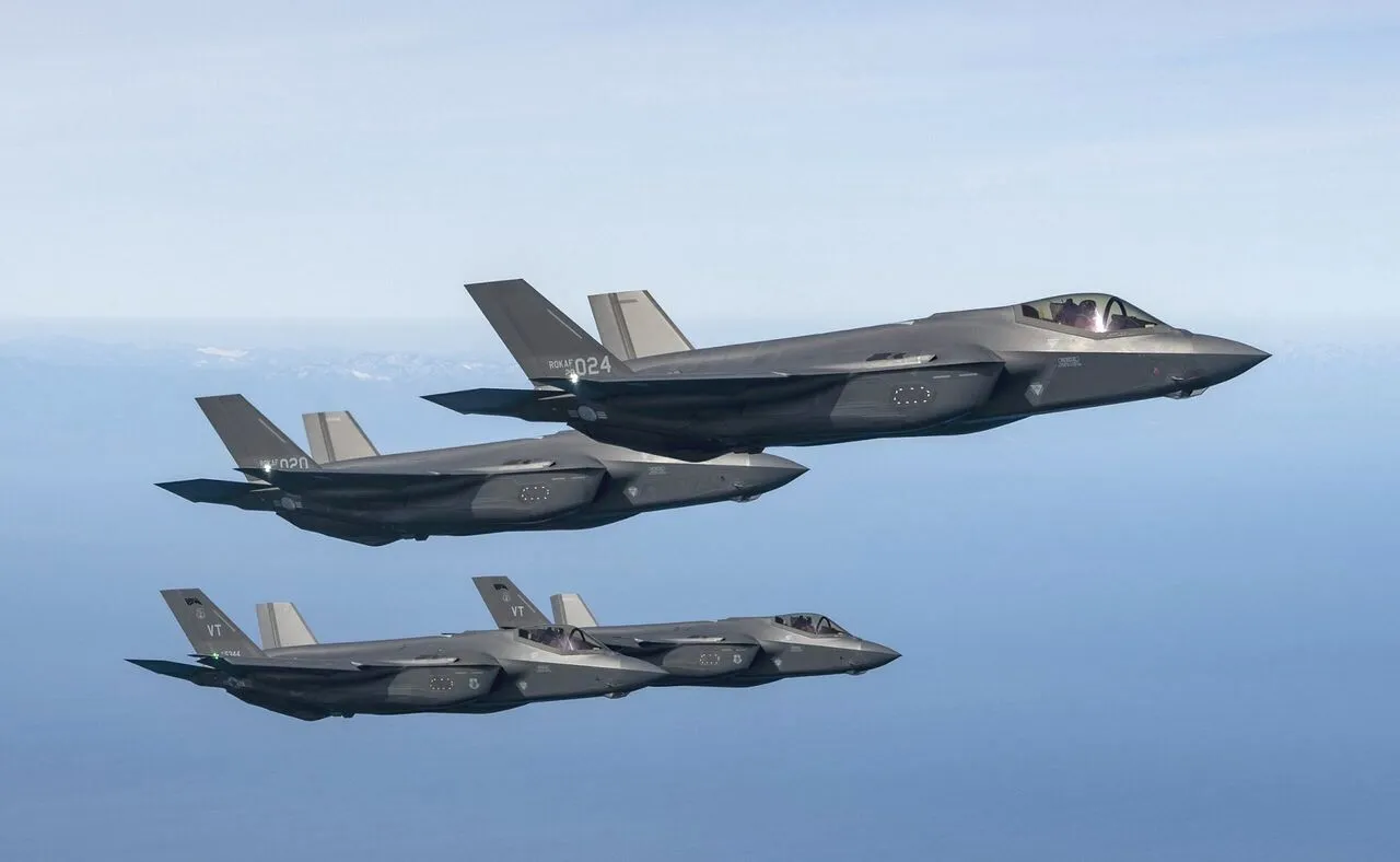Spanyol Berani! Larang Pesawat Tempur Amerika Lewati Wilayah Udaranya Menuju ke Iran Jet tempur f35 terbang dalam formasi