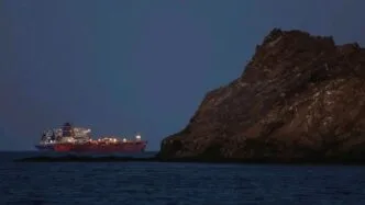 Kapal melintas selat hormuz