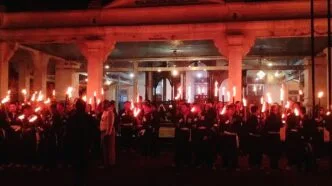 Dua Kubu Gelar Acara Malam Selikuran Keraton Surakarta dengan Rute Berbeda, Ratusan Peserta Bawa Obor dan Tumpeng Sewu Keraton surakarta gelar 2 pawai selikuran dengan rute berbeda