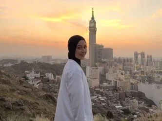 Kimberly Ryder Tetap Umrah di Tengah Konflik AS-Iran, Pilih Penerbangan Langsung ke Jeddah Kimberly ryder tetap berangkat umrah