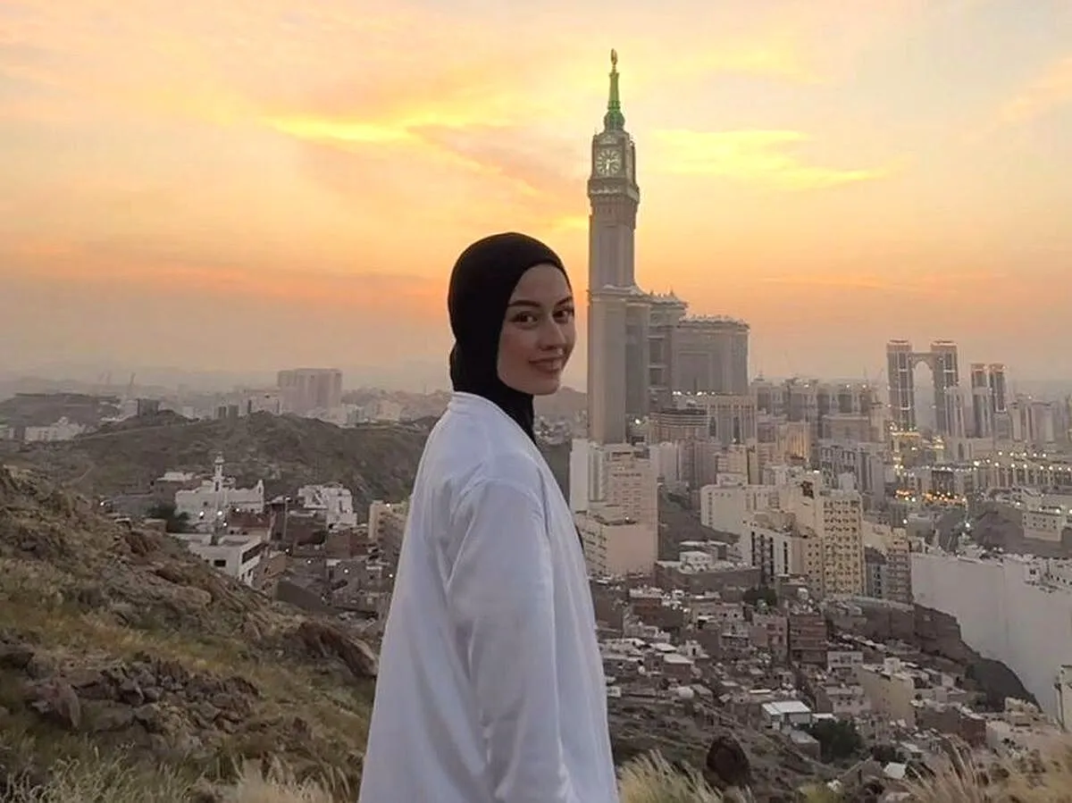 Kimberly Ryder Tetap Umrah di Tengah Konflik AS-Iran, Pilih Penerbangan Langsung ke Jeddah Kimberly ryder tetap berangkat umrah