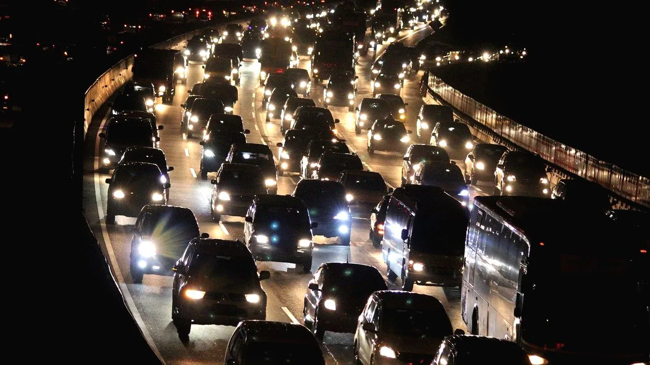 Jasa Marga: 285.000 Kendaraan Sudah Keluar Jakarta Per Dinihari 14 Maret, Arus Mudik Masih Normal Tanpa Rekayasa Lalu Lintas Mobil mudik meninggalkan jakarta