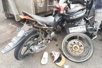 Motor ringsek kecelakaan bos rokok HS