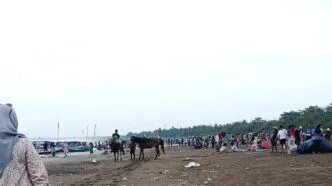 Sampah Berserakan di Pantai Pangandaran, Wisatawan Kecewa Bandingkan dengan Biaya yang Dibayarkan Pantai pangandaran sampah berserakan