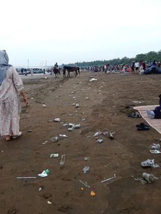 Sampah Berserakan di Pantai Pangandaran, Wisatawan Kecewa Bandingkan dengan Biaya yang Dibayarkan Pantai pangandaran sampah berserakan