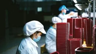 Jumlah Warga Asing di Jepang Tembus 4 Juta pada Akhir 2025, Rekor Tertinggi di Tengah Krisis Tenaga Kerja Pekerja di sebuah pabrik alat makan di Jepang
