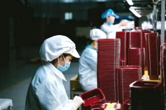 Jumlah Warga Asing di Jepang Tembus 4 Juta pada Akhir 2025, Rekor Tertinggi di Tengah Krisis Tenaga Kerja Pekerja di sebuah pabrik alat makan di Jepang
