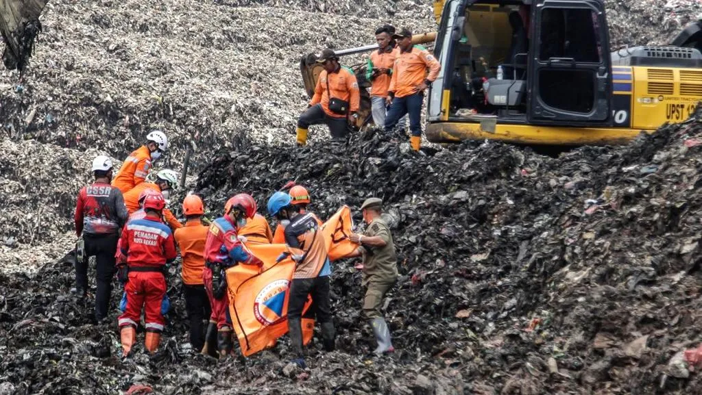 Korban Longsor Sampah TPST Bantargebang Kembali Ditemukan, Total 6 Meninggal Dunia, Pencarian Korban Lain Masih Berlanjut Perkembangan pencarian korban longsor di tpst bantargebang