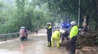 Hujan Lebat dan Hujan Es Picu Longsor di Nagreg, Jalur Bandung-Garut Sempat Lumpuh Total Polisi sigap bersihkan material longsor nagreg jalur bandung garut kembali normal