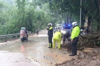 Polisi sigap bersihkan material longsor nagreg jalur bandung garut kembali normal