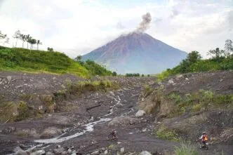 Gunung Semeru Erupsi Lagi, Kolom Abu Setinggi 600 Meter Meluncur ke Arah Selatan Semeru erupsi 29 maret