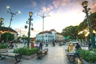 Libur Lebaran Jalan Malioboro Steril dari Bus Wisata, Pemkot Yogyakarta Siapkan Solusi Parkir Baru Suasana malioboro yogyakarta libur lebaran