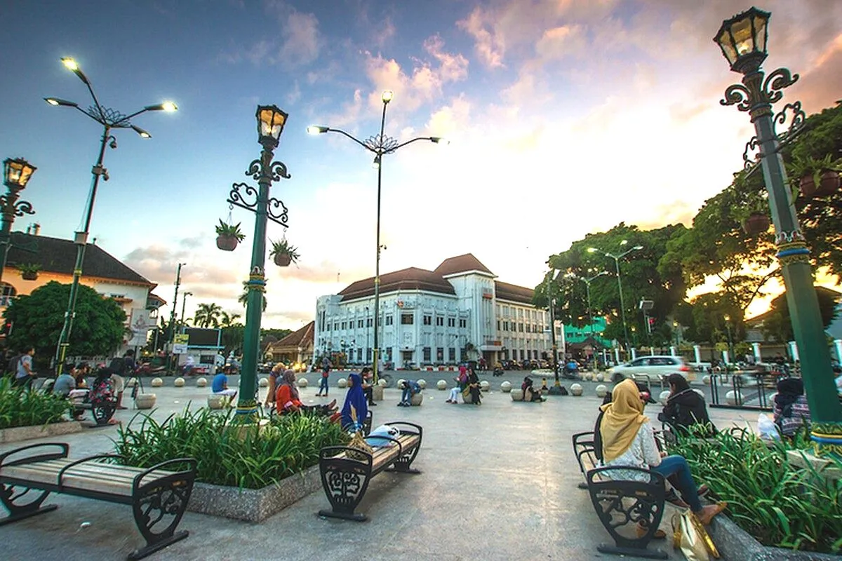 Libur Lebaran Jalan Malioboro Steril dari Bus Wisata, Pemkot Yogyakarta Siapkan Solusi Parkir Baru Suasana malioboro yogyakarta libur lebaran