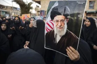 Warga iran berkabung dengan kematian ayatollah khamenei