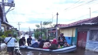 Banjir Pekalongan: 254 Warga Masih Bertahan di Pengungsian, Tanggul Sungai Bremi Mulai Diperbaiki Warga pekalongan mengungsi karena banjir