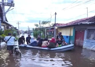 Warga pekalongan mengungsi karena banjir