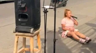 Aksi Pinkan Mambo Nyanyi Sambil Rebahan di Jalan Viral, Netizen Sebut Meresahkan