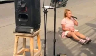 Aksi Pinkan Mambo Nyanyi Sambil Rebahan di Jalan Viral, Netizen Sebut Meresahkan