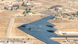 B2 Bomber Terbang di Udara