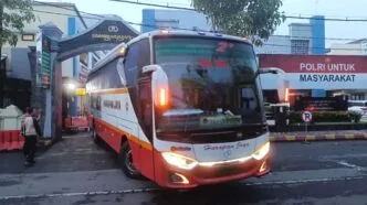 Bus membawa bupati tulungagung dan belasan pejabat ke Jakarta