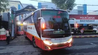 Bus membawa bupati tulungagung dan belasan pejabat ke Jakarta