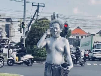 Fenomena Manusia Silver Kembali Marak di Perempatan Cargo Permai–Buluh Indah