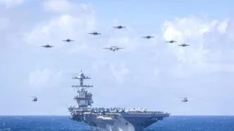 KAPAL INDUK AS dikawal jet tempur