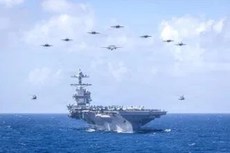 KAPAL INDUK AS dikawal jet tempur