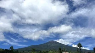 Kegempaan dan Suhu Kawah Naik, Gunung Slamet Masuk Fase Waspada Serius