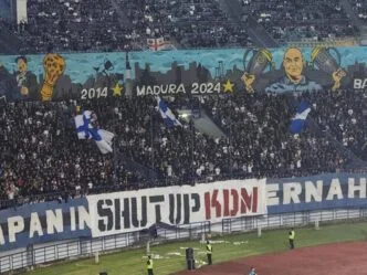 Spanduk Kontroversial “Shut Up KDM” Warnai Duel Persib Bandung vs Arema FC