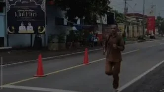 Viral di Media Sosial, Guru SMP Bojonegoro Berangkat Kerja Sambil Olahraga