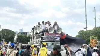 Aksi demo roy suryo di DPR