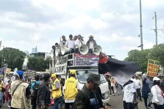 Aksi demo roy suryo di DPR