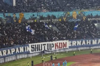 Banner bertuliskan shut up kdm ditujukkan kepada gubernur dedi mulyadi
