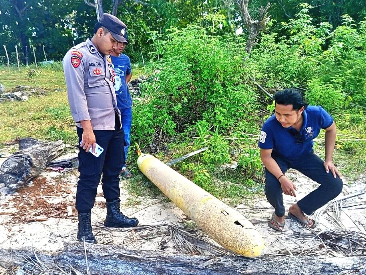Geger! Warga Sumenep Temukan Benda Diduga Torpedo di Pantai Kangean Benda asing diduga torpedo ditemukan warga sumenep