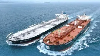 Ilustrasi kapal tanker pertamina berlayar di selat hormuz