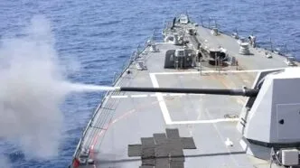 Kapal perang AS tembaki kapal kargo berbendera iran dan merampasnya