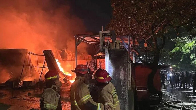 Kebakaran gudang ekspedisi depok