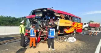 Kecelakaan bus tabrak truk di Tol pasuruan