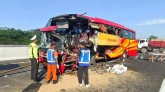 Kecelakaan bus tabrak truk di Tol pasuruan