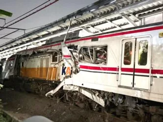Kondisi KRL yang ditabrak Argo Bromo Anggrek di stasiun bekasi timur