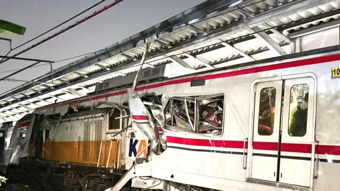 Kondisi KRL yang ditabrak Argo Bromo Anggrek di stasiun bekasi timur
